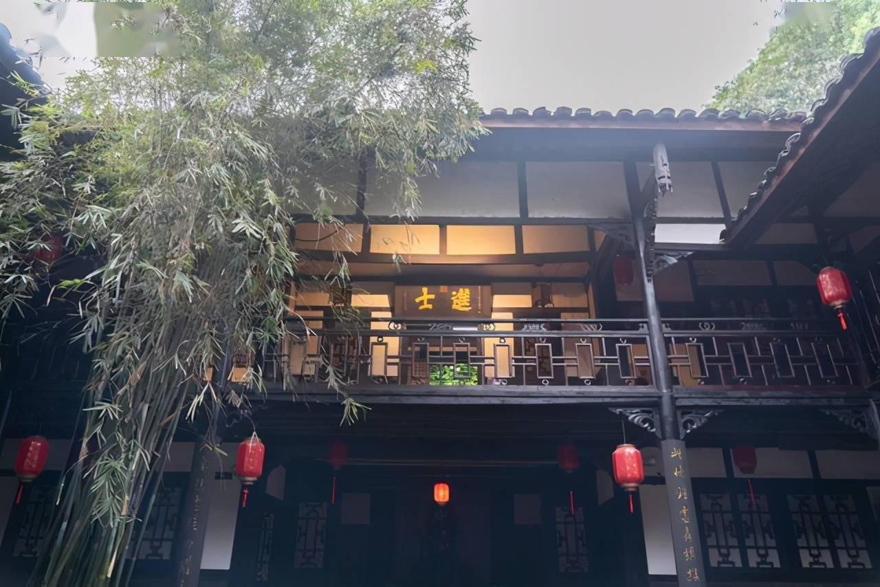 笑话十条:我和女朋友住一起,前几天在床下发现烟头,我没吱声